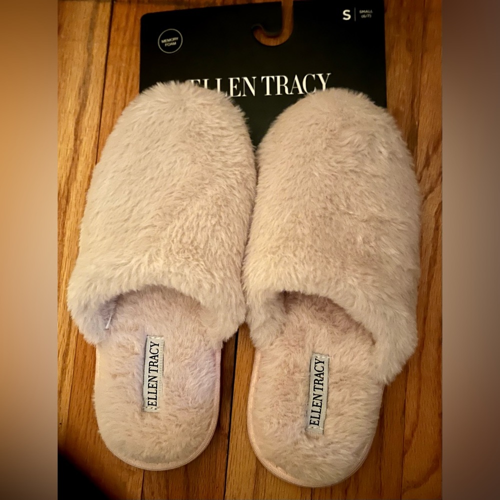 New Ellen Tracy Fluffy/Warm Faux Fur Close-Toe Slippers Memory Foam Insole blush